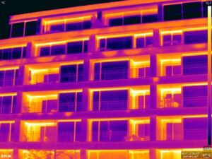 Figuur-4_Thermische-geleiding-door-de-vloerplaten-van-het-balkon-300x225-Is een warmtebeeldcamera het meest veelzijdige meetinstrument in de bouw?