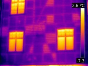 warmtebeeldcamera detecteert het ontbreken van isolatie in gevel