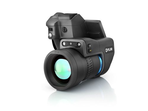 La caméra thermique FLIR T1020 vue de face avec l'objectif clairement visible.