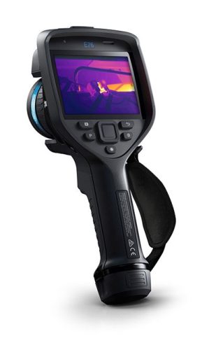 Vue avant de la caméra FLIR E76 montrant une image thermique sur l'écran. Une dragonne est attachée à la caméra sur la droite.