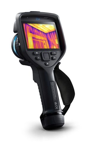 Caméra thermique FLIR E54 vue de face. L'écran de la caméra affiche une image thermique dans la palette de couleurs du fer.