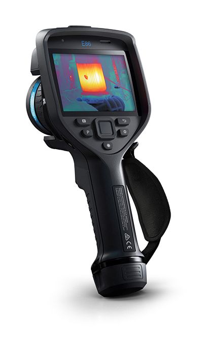 Het vooraanzicht van de FLIR E86 warmtebeeldcamera met op het scherm een thermische afbeelding. Rechts aan de camera is een handriem bevestigd.