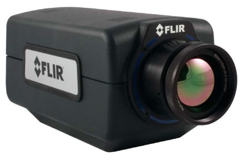 De FLIR A6750 vaste camera in vooraanzicht. De camera heeft een zwarte kleur en het FLIR logo staat op de zijkant.