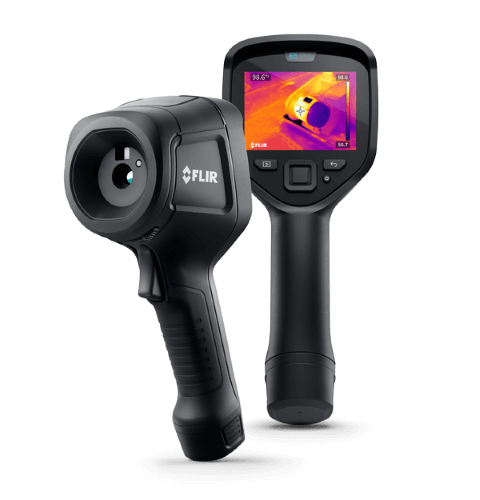 FLIR E5 Pro thermal imaging camera in front view and rear side view. On the camera is a screen with a temperature scale as well as the temperature of the measurement object.