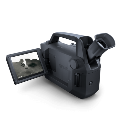 De FLIR G346 draagbare gasdetectie camera met een thermisch beeld op het camerascherm.