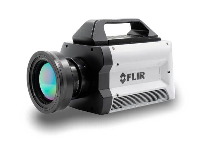 De FLIR X8581-HS SLS R&D camera in vooraanzicht. Op de zijkant van de camera staat het FLIR logo.