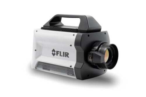 De FLIR X6980 warmtebeeldcamera in vooraanzicht. Op de zijkant van de camera staat het FLIR logo.