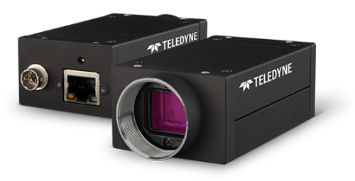 De Forge 5GigE vision camera in voor- en achteraanzicht. De lens heeft een roze kleur.