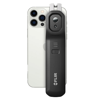 Zwarte, smalle, rechthoekige thermische camera die is vastgeklemd aan de achterkant van een witte smartphone.