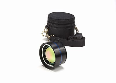 15 graden lens voor de FLIR A655sc camera met lenszakje. Rond de buitenkant van de lens zit een blauw randje.