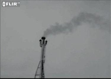 Image thermique en noir et blanc d'une caméra thermique montrant une fuite d'hydrocarbures.