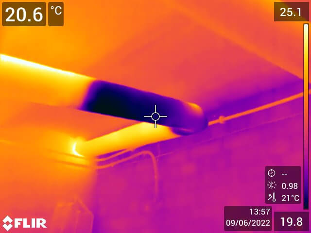 Warmtebeeld van een buis met temperatuurmetingen.