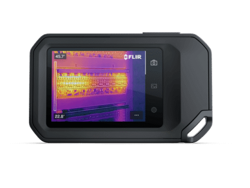 FLIR C8 warmtebeeldcamera in vooraanzicht. Op het camerascherm staat een thermische afbeelding.